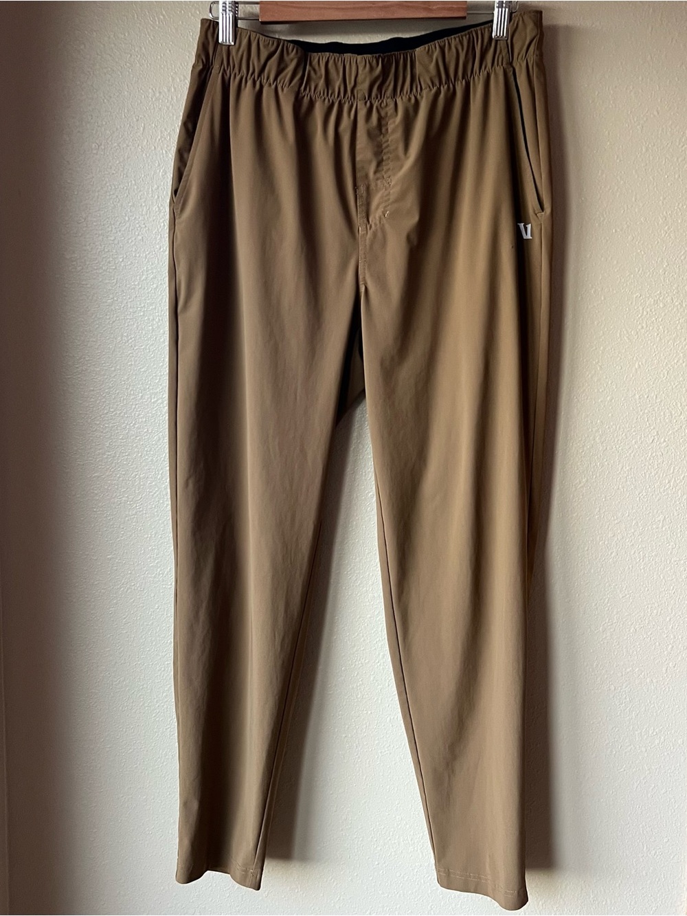 Vuori Fleet Jogger Pants Men’s L Caramel Performance Athletic Travel *READ